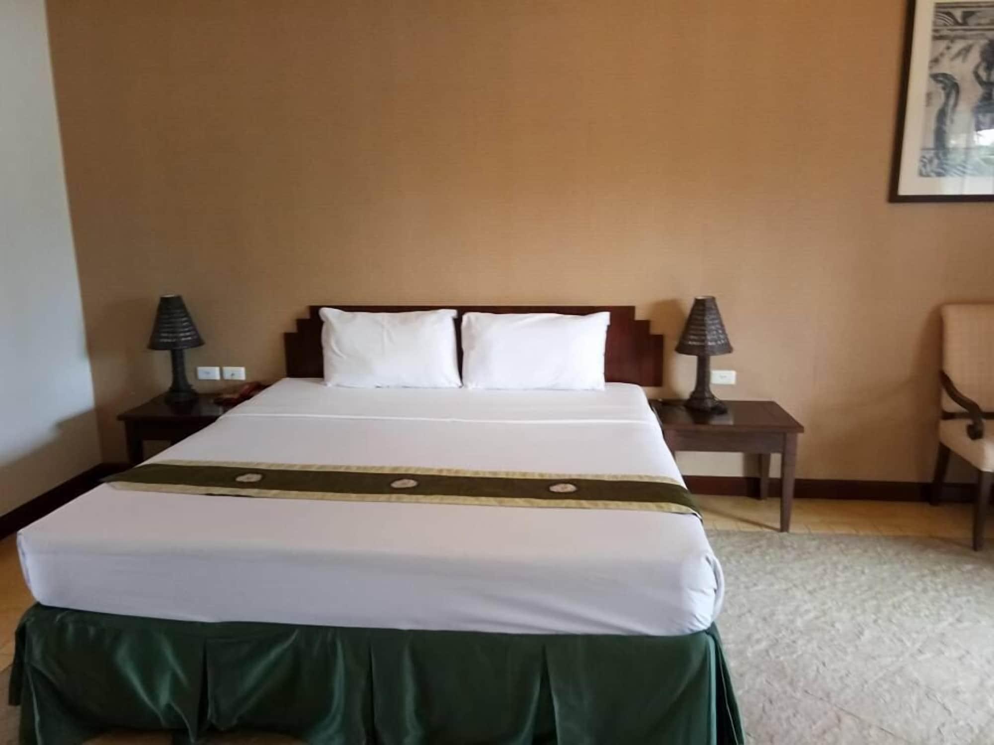Golden Pine Beach Resort Pran Buri Exterior photo