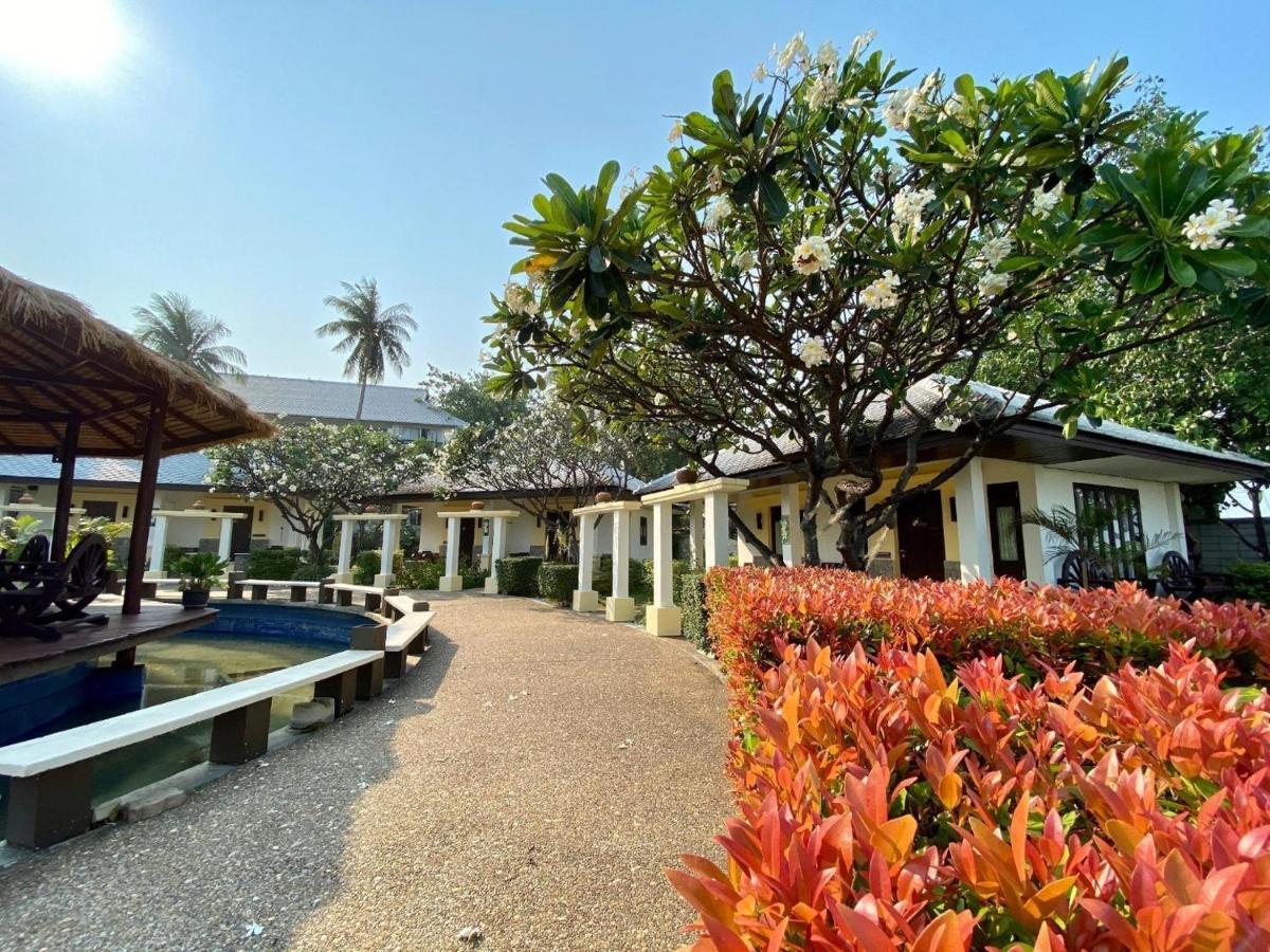 Golden Pine Beach Resort Pran Buri Exterior photo