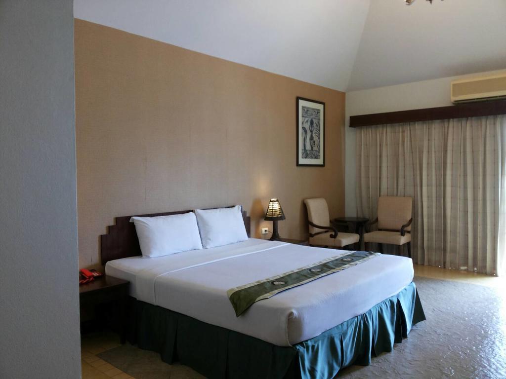 Golden Pine Beach Resort Pran Buri Exterior photo